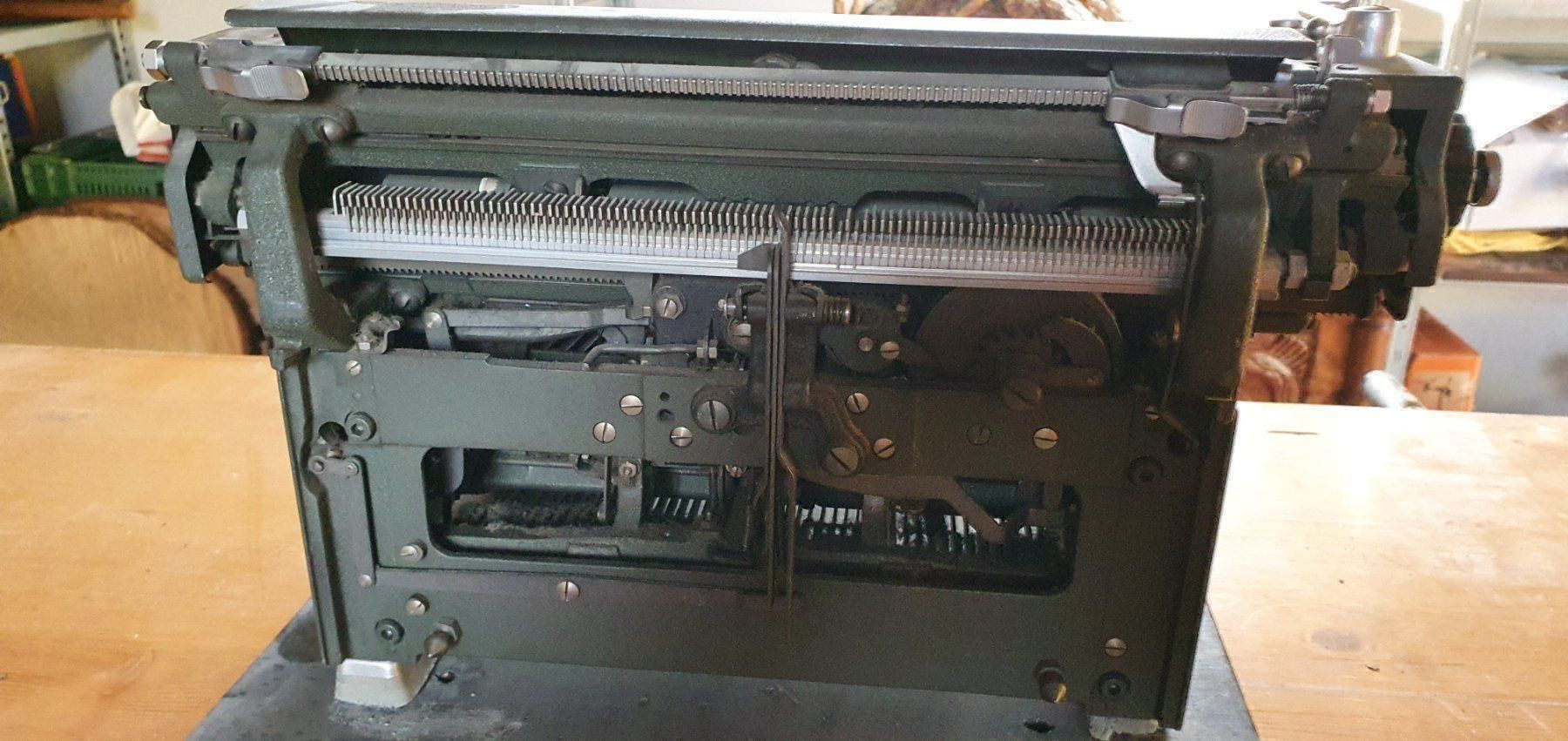 Macchine da scrivere: Machine à écrire Hermes pour décoration – Usato da Moutier venduto da gvmv 4