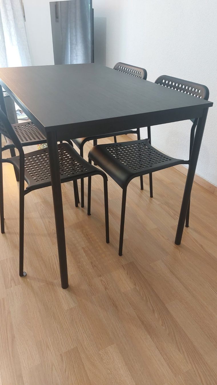 Ikea Tischset: Black table with 4 black chairs – Gebraucht aus Zürich von Ely93. 2