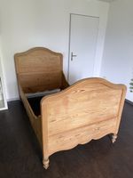 Antikes Bett aus Massivholz