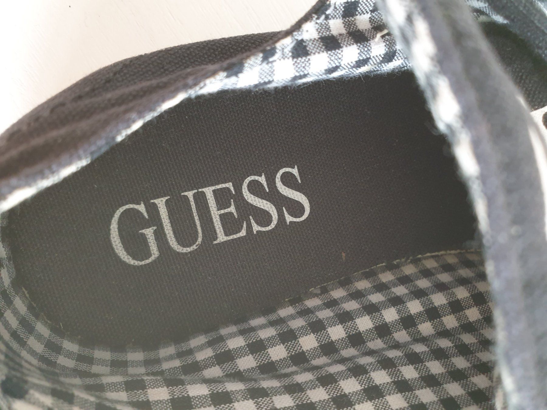 Guess Scarpe da donna: Sneaker Turnschuhe Guess Gr. 37 schwarz – Usato da Gossau ZH venduto da Goes05 2