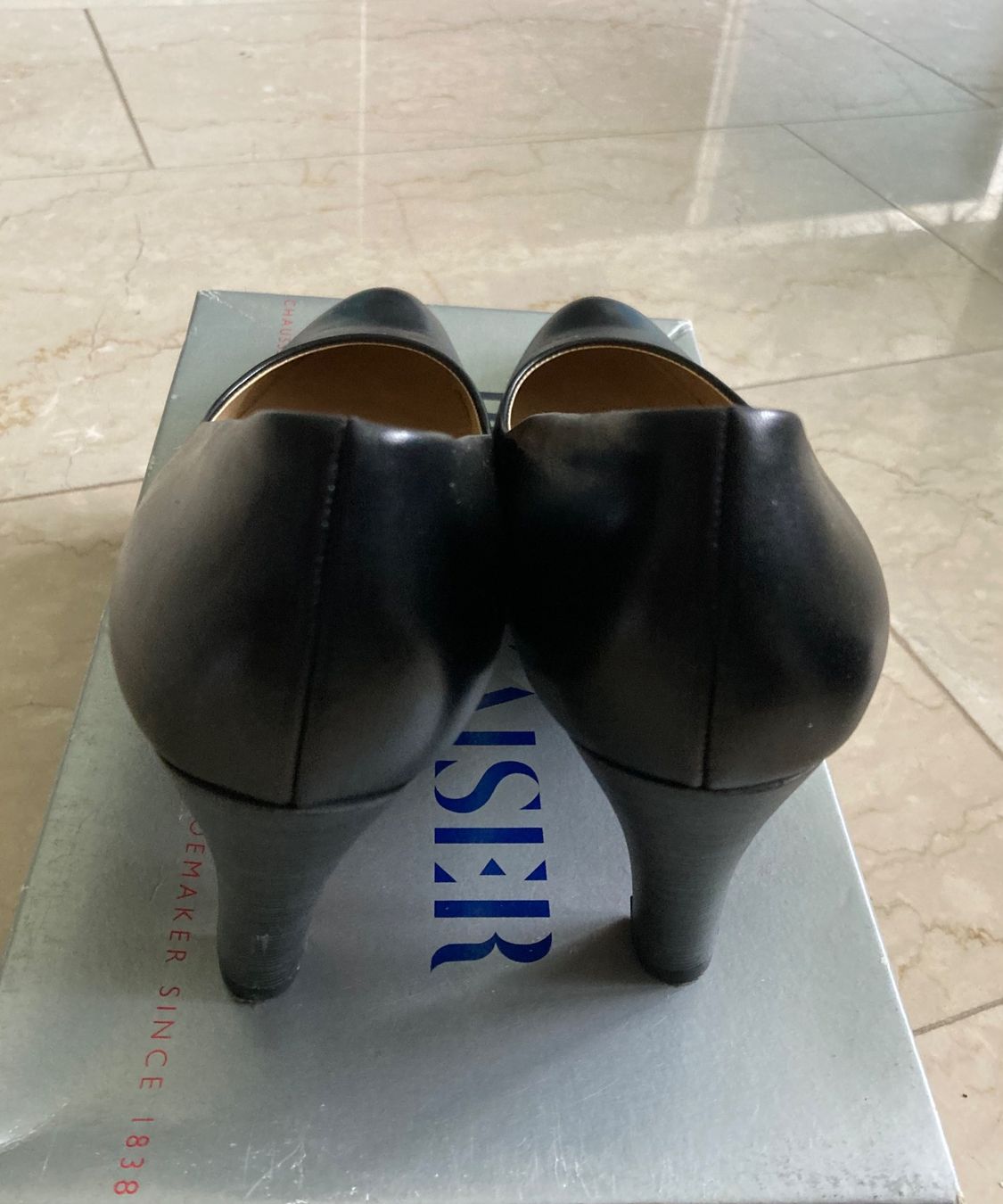 Kaiser Scarpe da donna: Klassische, schwarze Leder Pumps, Grösse 39 – Usato da Hurden venduto da Ruby70 1