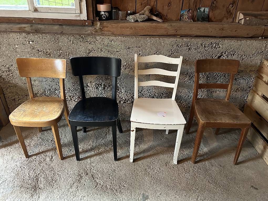 Sedie: 4er Set unterschiedliche Beizenstühle – Usato da Schinznach-Dorf venduto da mariusri