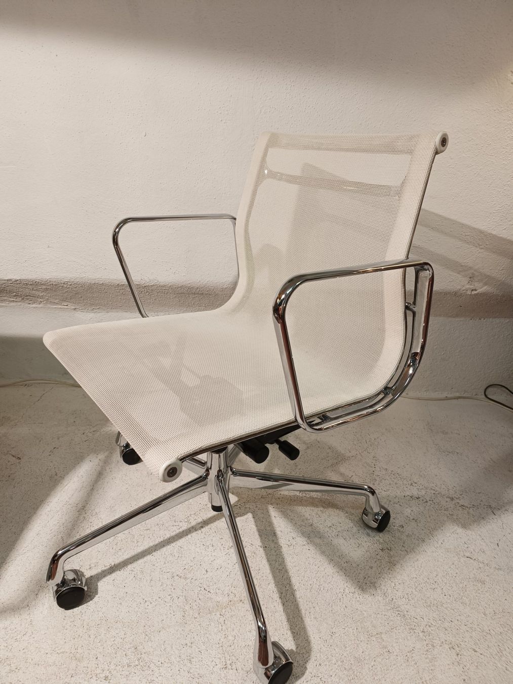 Sedie: Vitra Eames Aluchair EA 117 Netz weiss – Usato da Winterthur venduto da style-and-design.zrh
