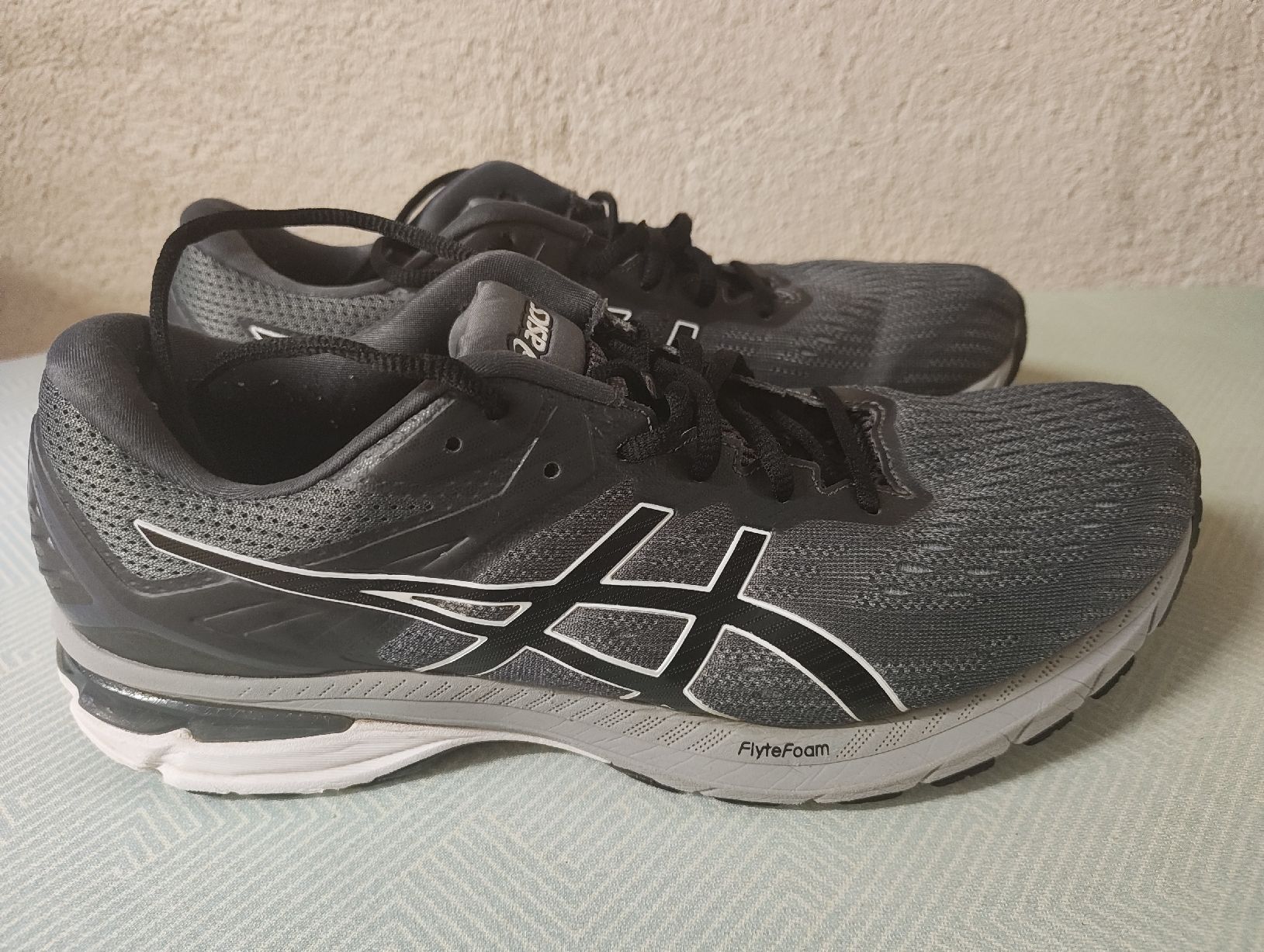 Asics Scarpe da uomo: Asics Laufschuhe Herren Gr 46.5 – Usato da WENGEN venduto da majca 1