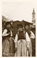 Kippel   VS   -   Lötschentaler-Mädchen    um  1 9 2 2