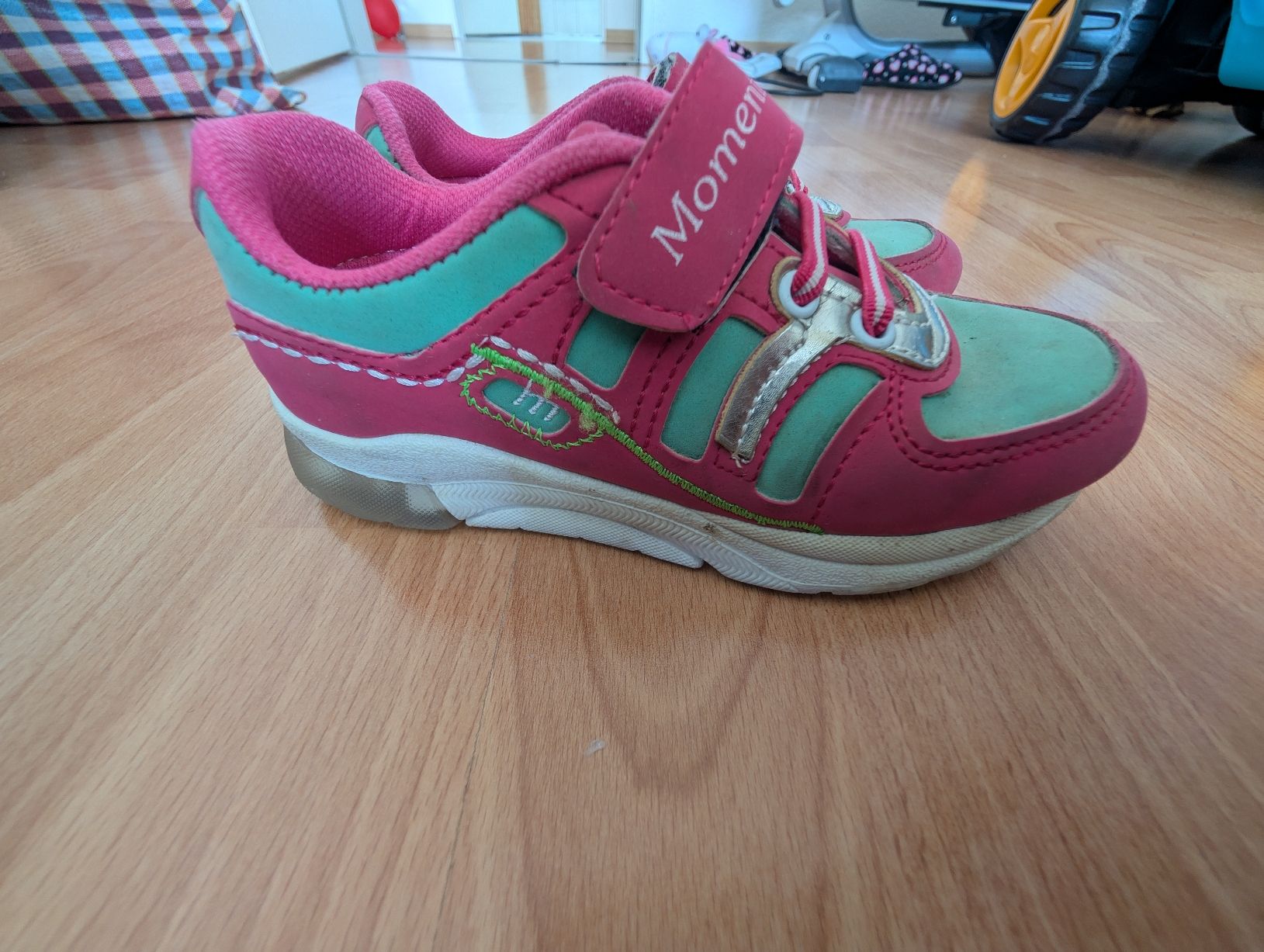 Schuhe für Mädchen: Mädchen Turnschuhe, Grösse 29, Top Zustand. – Gebraucht aus Buchs ZH von nudle10 1