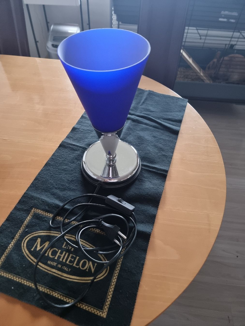 Lampade: Nachtischlampe blau (Design) – Usato da Uetendorf venduto da .Eidgenosse. 1