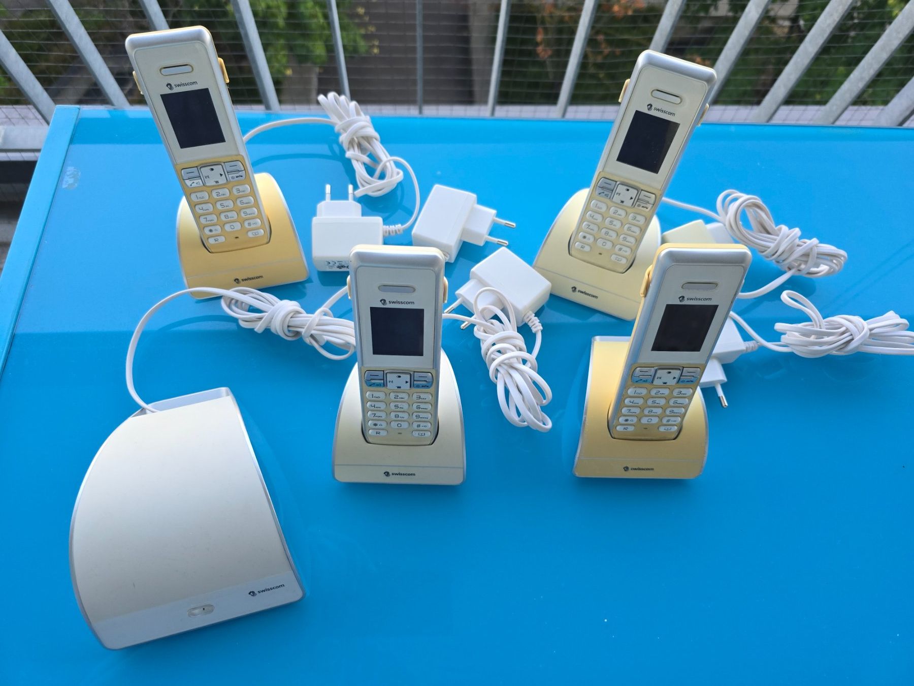 Swisscom Telefone: Rousseau 10 Basisstation mit 4 Telefone – Gebraucht aus Reinach AG von softwareladen 2
