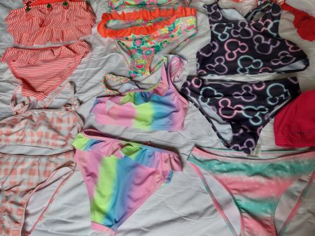 lot 10  maillot de bains et 2 pieces  fille 5-6 et 7-8 ans