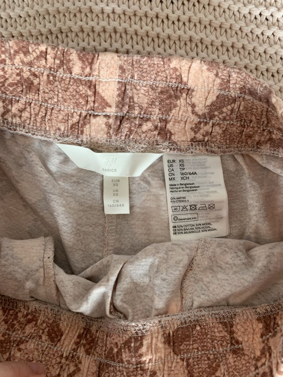 H&M Pantaloni: Short rose à motif – Usato da Montreux venduto da Izapeche811 1