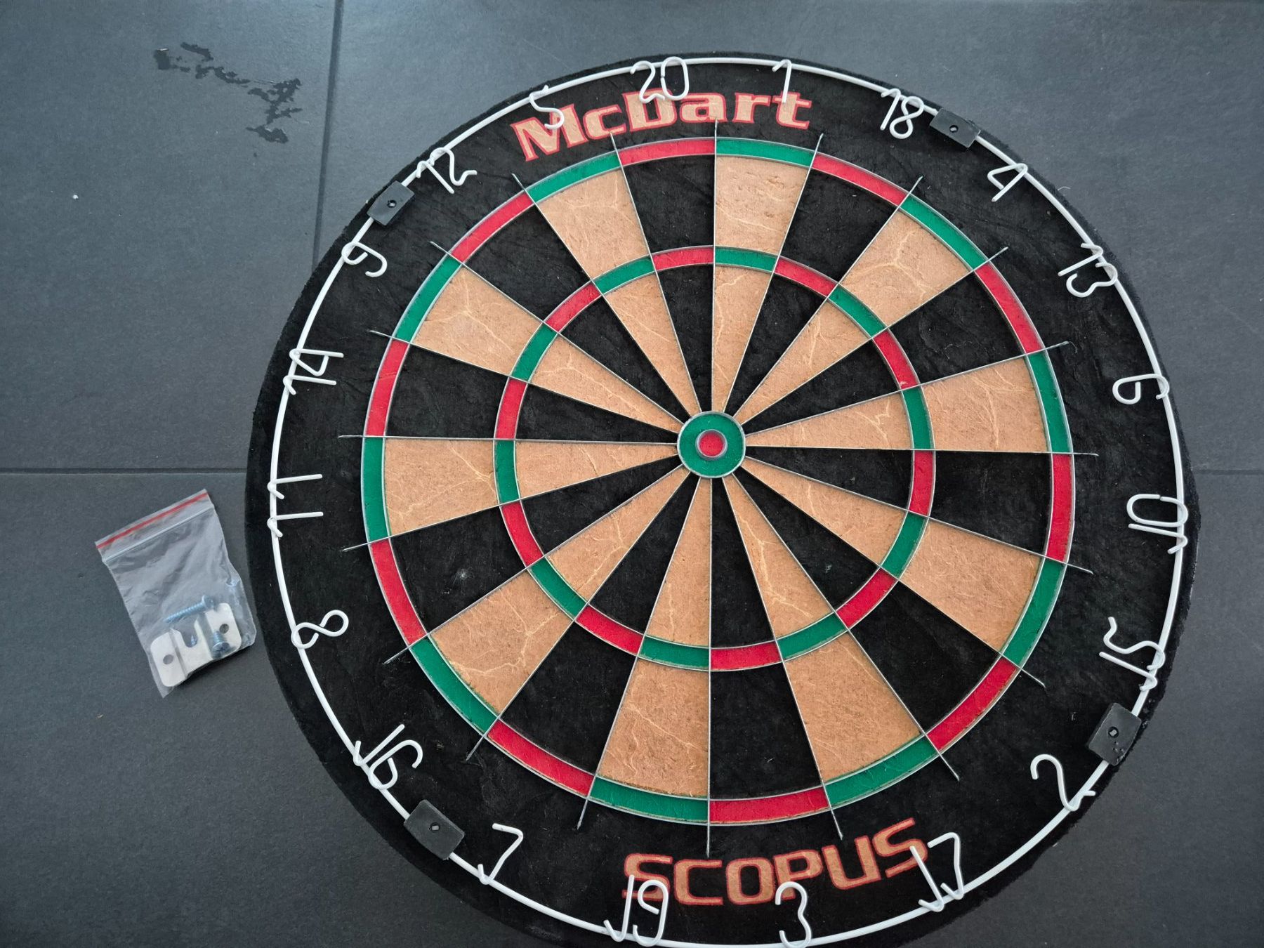 Dart: Dartscheibe mit Schutzring, Ständer und Dartpfeile – Gebraucht aus Solothurn von Soleurli