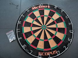 Dartscheibe mit Schutzring, Ständer und Dartpfeile