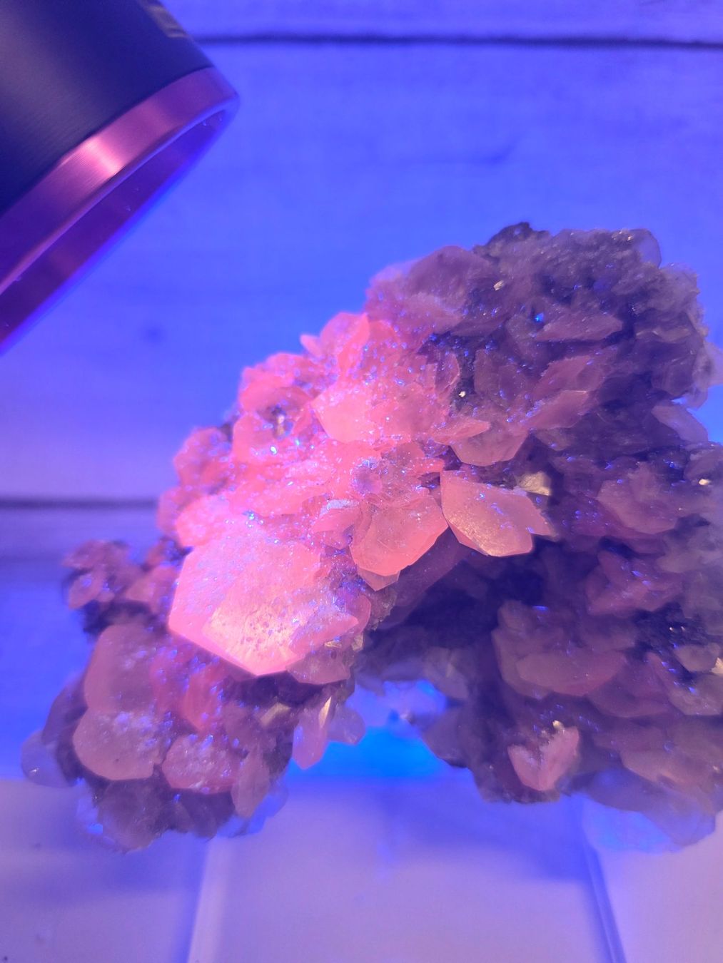 Minerali & Pietre curative: Calcit Stufe fluoreszierend 310g – Nuovo e nell'imballaggio originale da Matzingen venduto da Shay_Crystalz 3