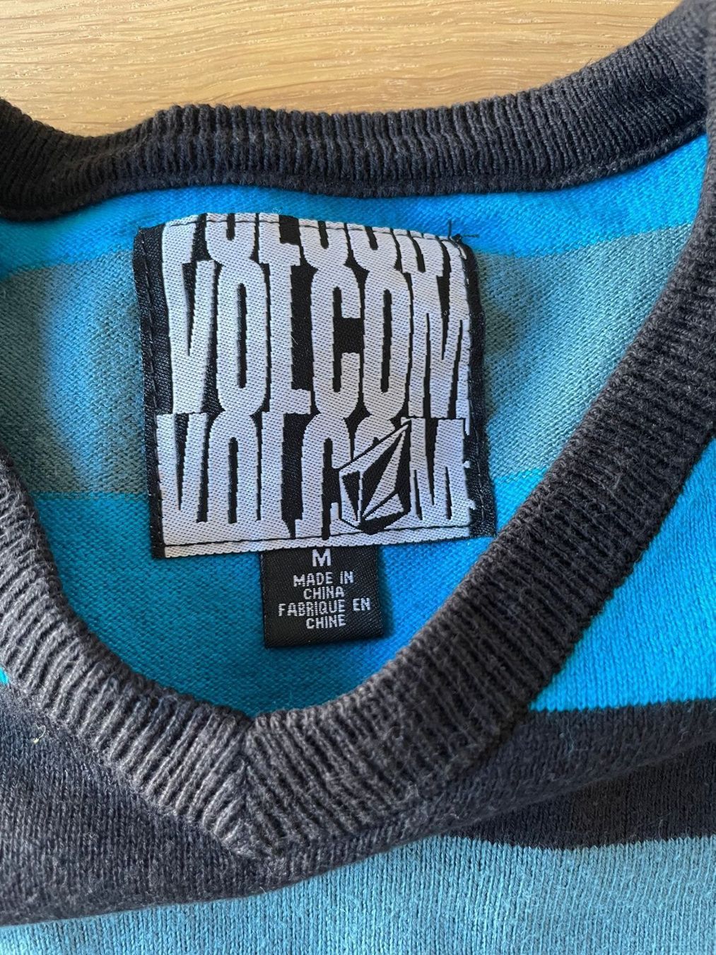 Pullover & Sweatshirts: Volcom Sweatshirt mit V-Ausschnitt – Neu (gemäss Beschreibung) aus Chur von adien 3