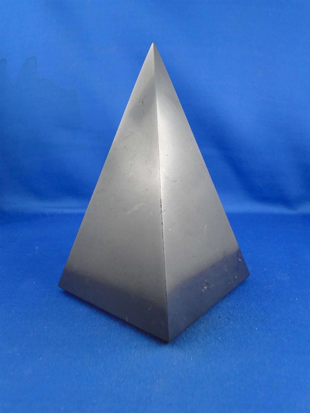 Minerali & Pietre curative: Shungit-Pyramide 8cmx8cm poliert – Usato da Schinznach Bad venduto da Demerald 1