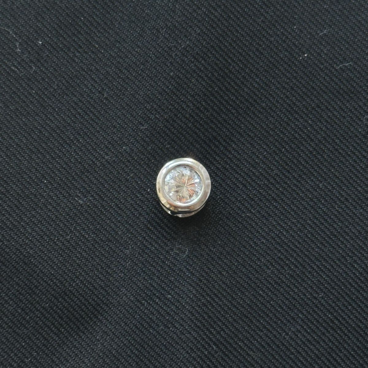 Pendentifs: Kleiner silberner Solitär Anhänger – D'occasion à Givisiez par dor_xb9k