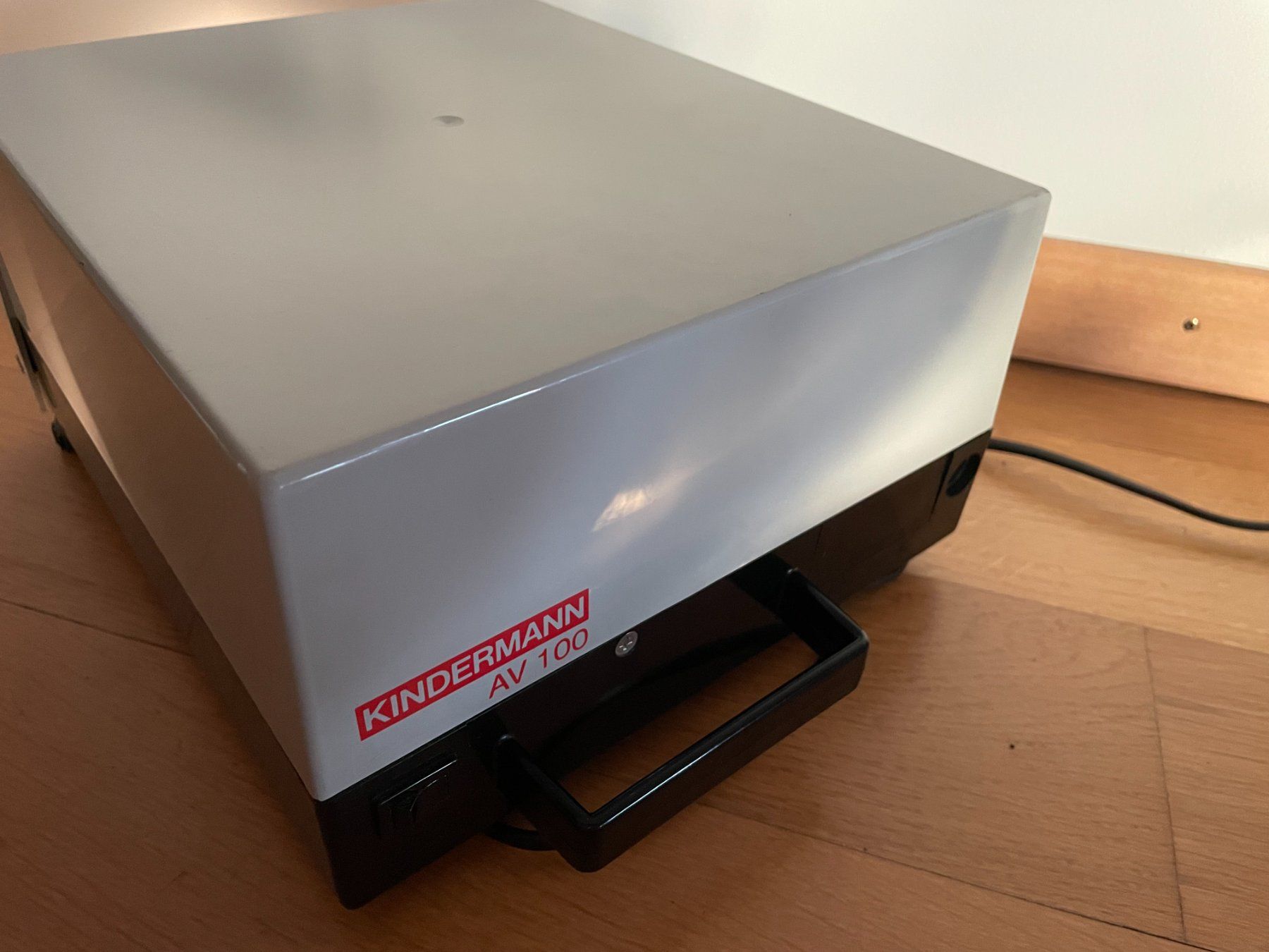 Proiettori: Projecteur de diapositives Kindermann AV 100 – Usato da Petit Lancy venduto da gil_hr6v 1