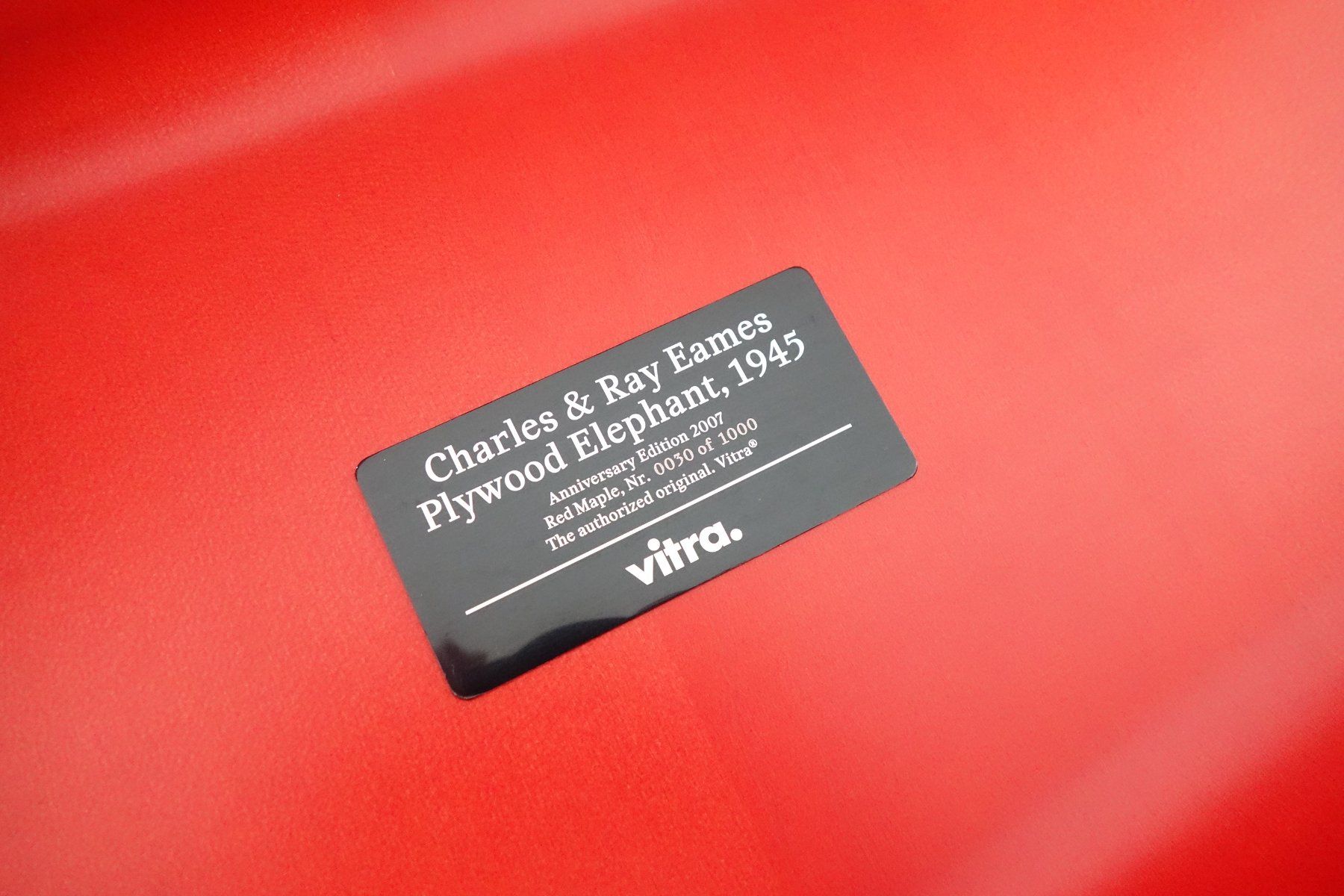 Vitra Statuette: Vitra Eames Plywood Elephant 2007 Anniversary Edition Red – Usato da St. Gallen venduto da 8201 3