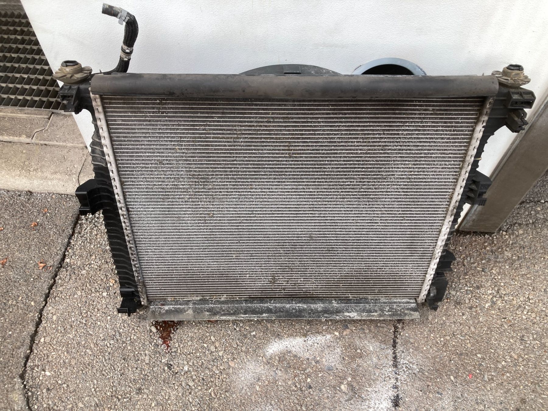 Jeep Tutti pezzi di ricambio auto: Kühlerpacket von einem Jeep Grand Cherokee 3.0 CRD – Usato da Cham venduto da WB2223 4