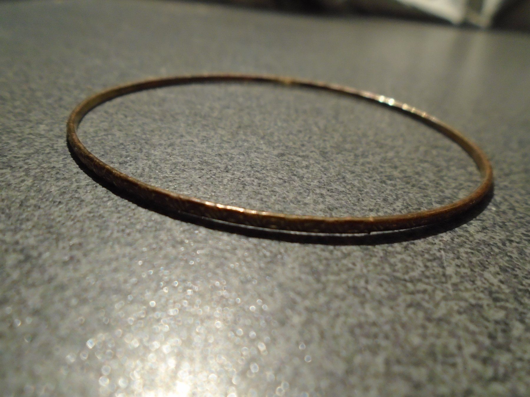 Armbänder & -reifen: Armreif goldfarbig/feines Muster – Gebraucht aus Zürich von abraxas1291