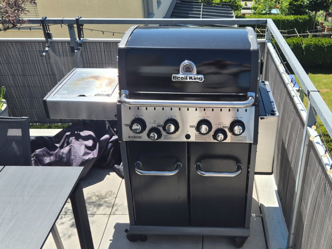 Broil King Griglie: Broil King Baron Grill mit Seitenkocher – Usato da Grüningen venduto da maenimaa