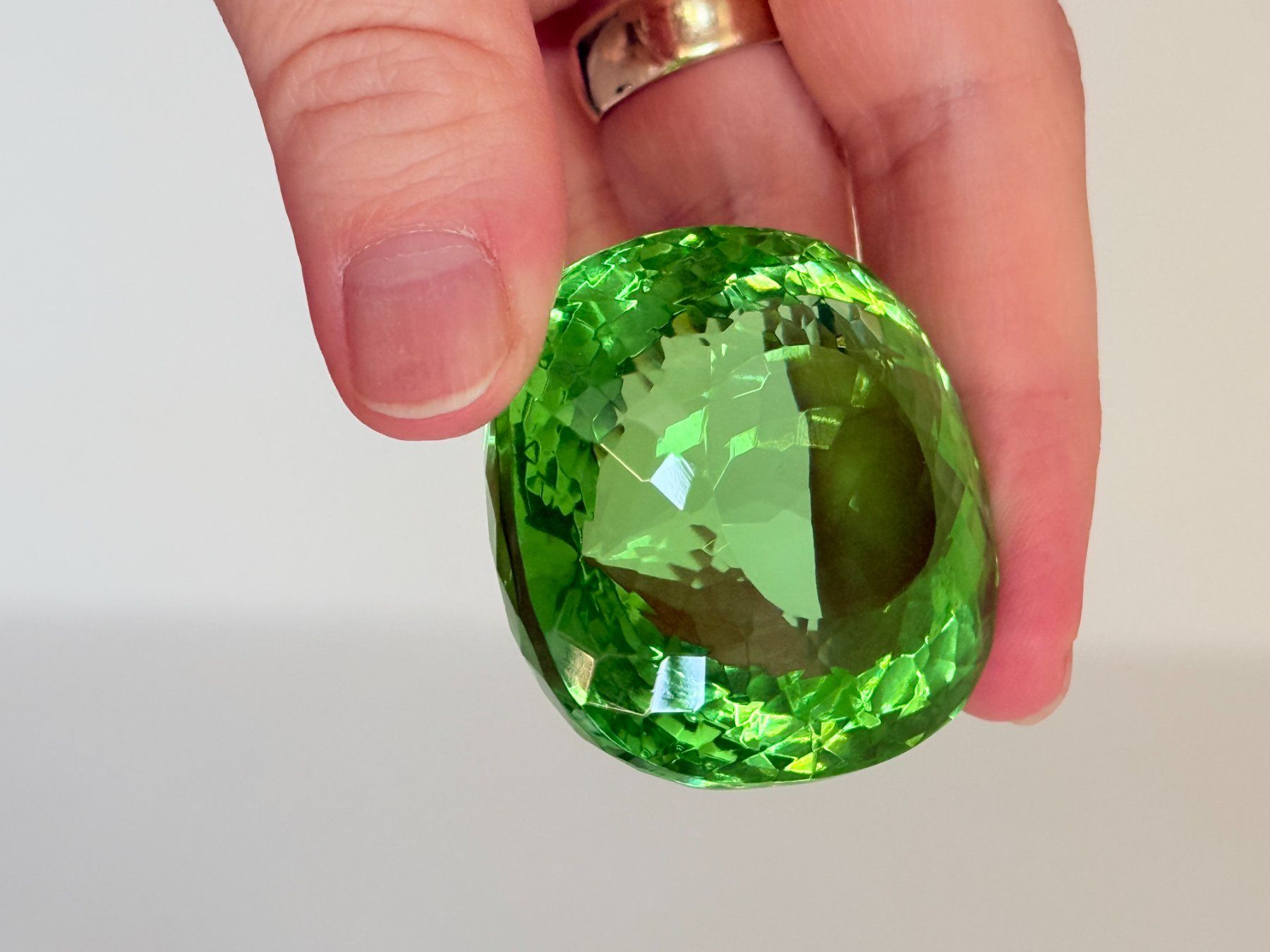 Minerali & Pietre curative: Certified 331.80 Ct Cushion Cut Loose Gem – Nuovo e nell'imballaggio originale da Genève venduto da AWWA 7