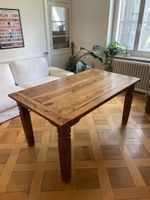 Rustikaler Massivholz-Esstisch mit charaktervoller Maserung