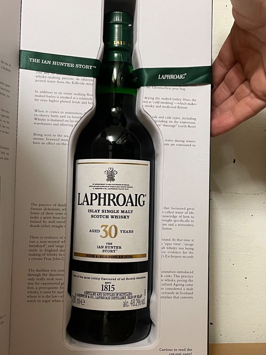 Laphroaig Bevande alcoliche: Laphroaig 30 Years Ian Hunter Book 2 Islay Whisky 48.2% – Nuovo e nell'imballaggio originale da Risch venduto da Bretorianer 2