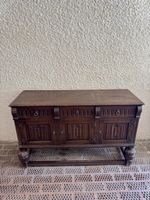 Buffet ancien en bois massif sculpté à restaurer