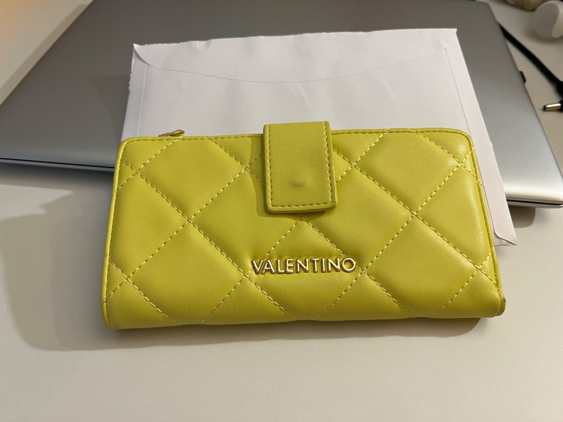 Valentino Portemonnaie: Valentino Portemonnaie in gestepptem Design – Gebraucht aus Nänikon von Camy