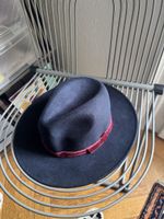 Fall hat with velvet ribbon 