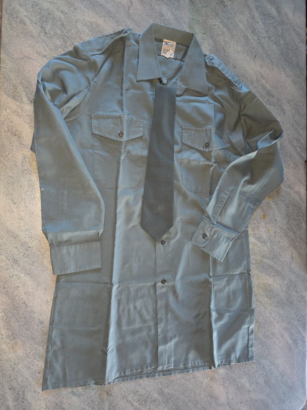 Schweizer Armee Uniformi: Schweizer Militärhemd  mit Kravatte  > Grösse 40 / 62 – Usato da Obermumpf venduto da oiskypoisky 1