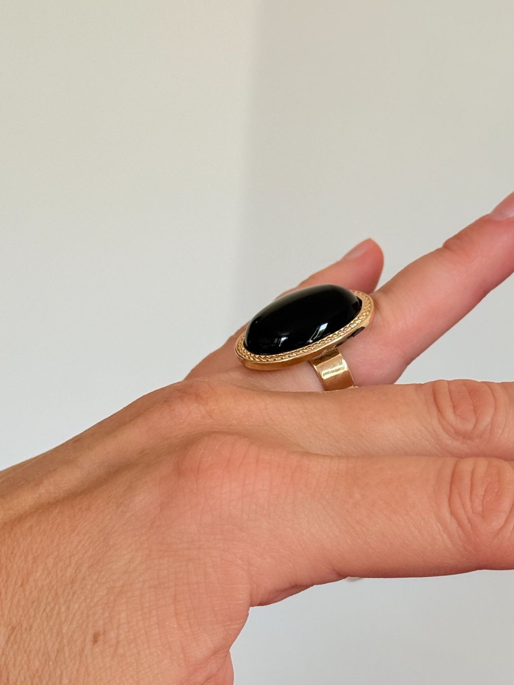 Ringe: Bague or pierre noire forme ovale resize – Neu und originalverpackt aus Genève von AGBERG 9