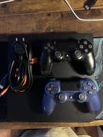 PlayStation 4 Slim 1TB + 2 Controller – komplett
