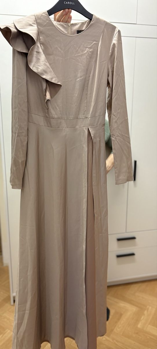 Kleider: Elegantes Abendkleid in glänzend-taupe, M – Neu und originalverpackt aus Basel von lolushka 1