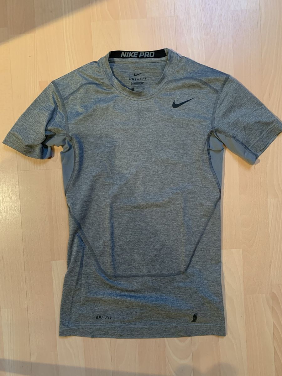 Nike T-shirt: Nike T-shirt – Nuovo (secondo la descrizione) da Herzogenbuchsee venduto da est_778v