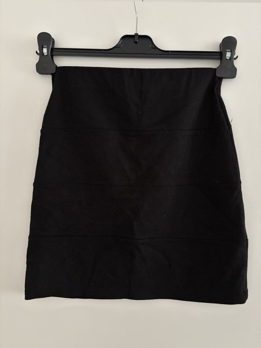 Gonne: Pull&Bear Schwarzer Minirock / Stretchrock S (M) – Usato da Luzern venduto da aloevira