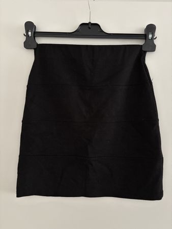 Pull&Bear Schwarzer Minirock / Stretchrock S (M)
