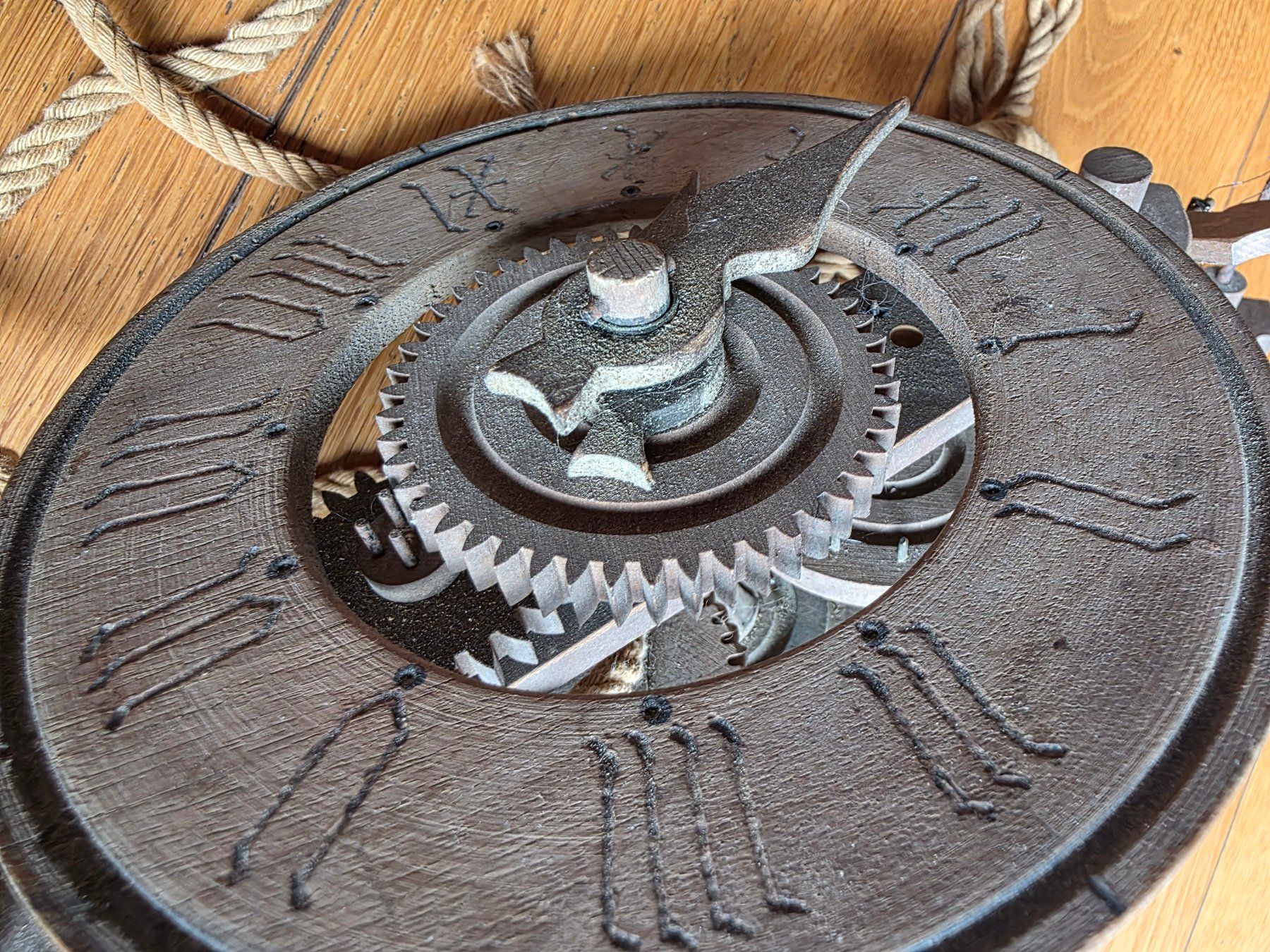 Orologi da terra & Orologi da parete: Ancienne pendule murale en bois – Difettoso da Choëx venduto da Artelier25 5
