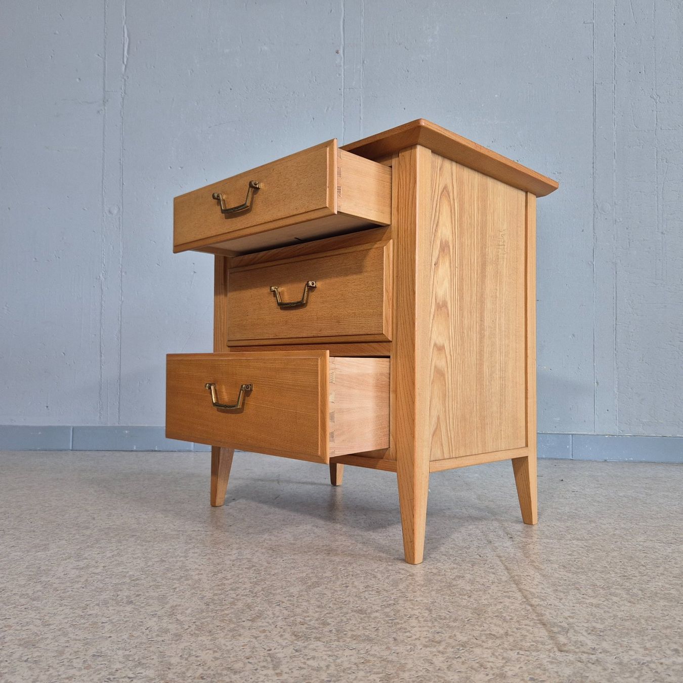 Tables de nuit: 60s Night-Stand Nachttisch Schubladenkommode Holz Kommode – D'occasion à Nottwil par Wondewa-Shop