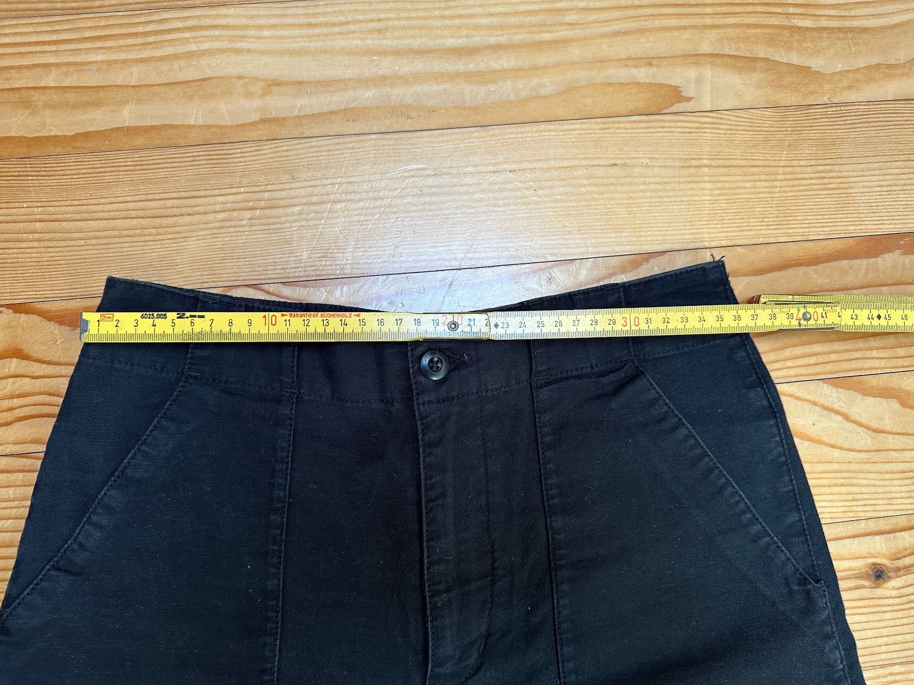 Volcom Pantaloni: Volcom Hose Stoff schwar Grösse 29 – Usato da Gümmenen venduto da FelizitasHermann 2