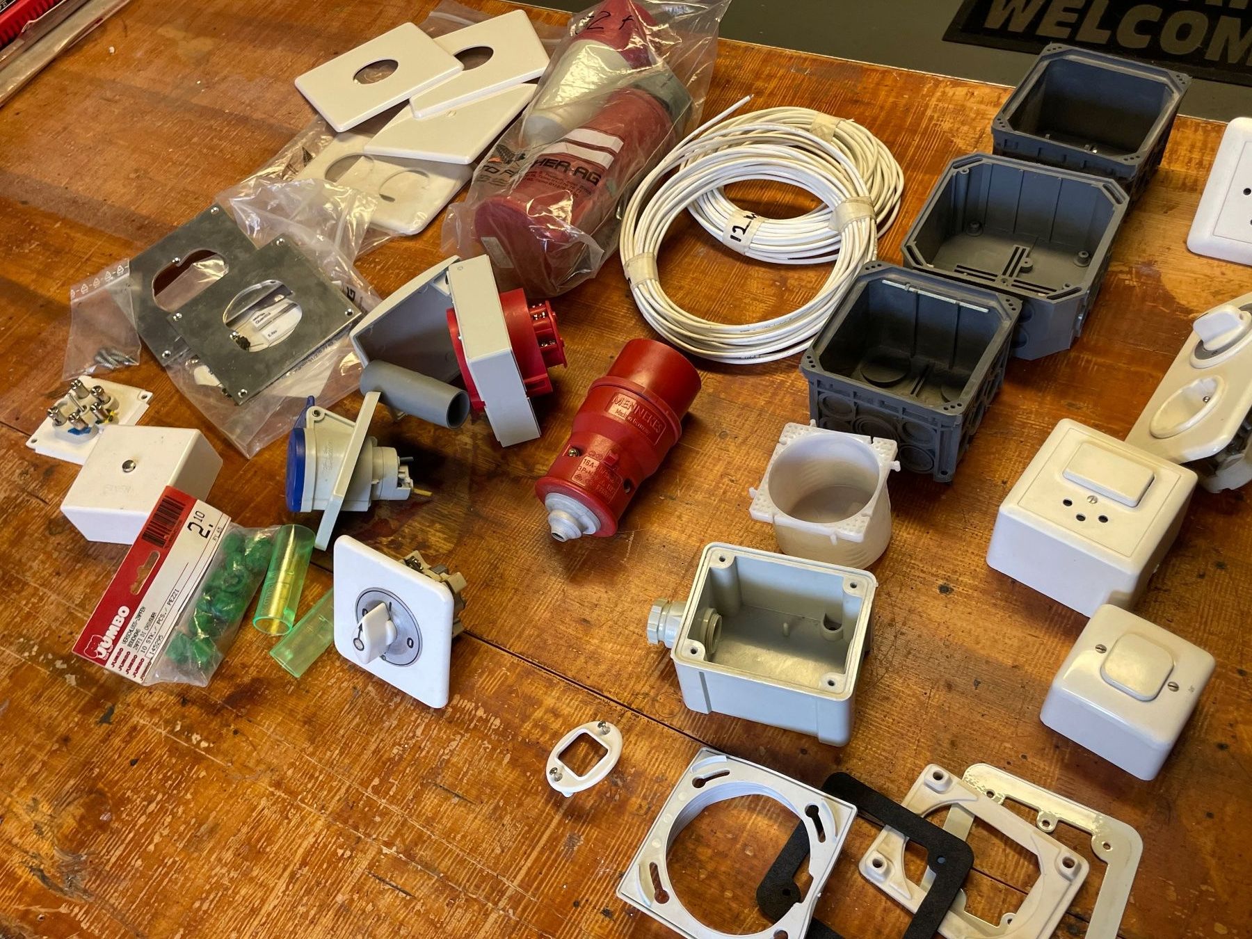Stecker: Verschiedene Elektriker-Bauteile, Ab Fr. 1.-- – Gebraucht aus Rafz von stg101 1