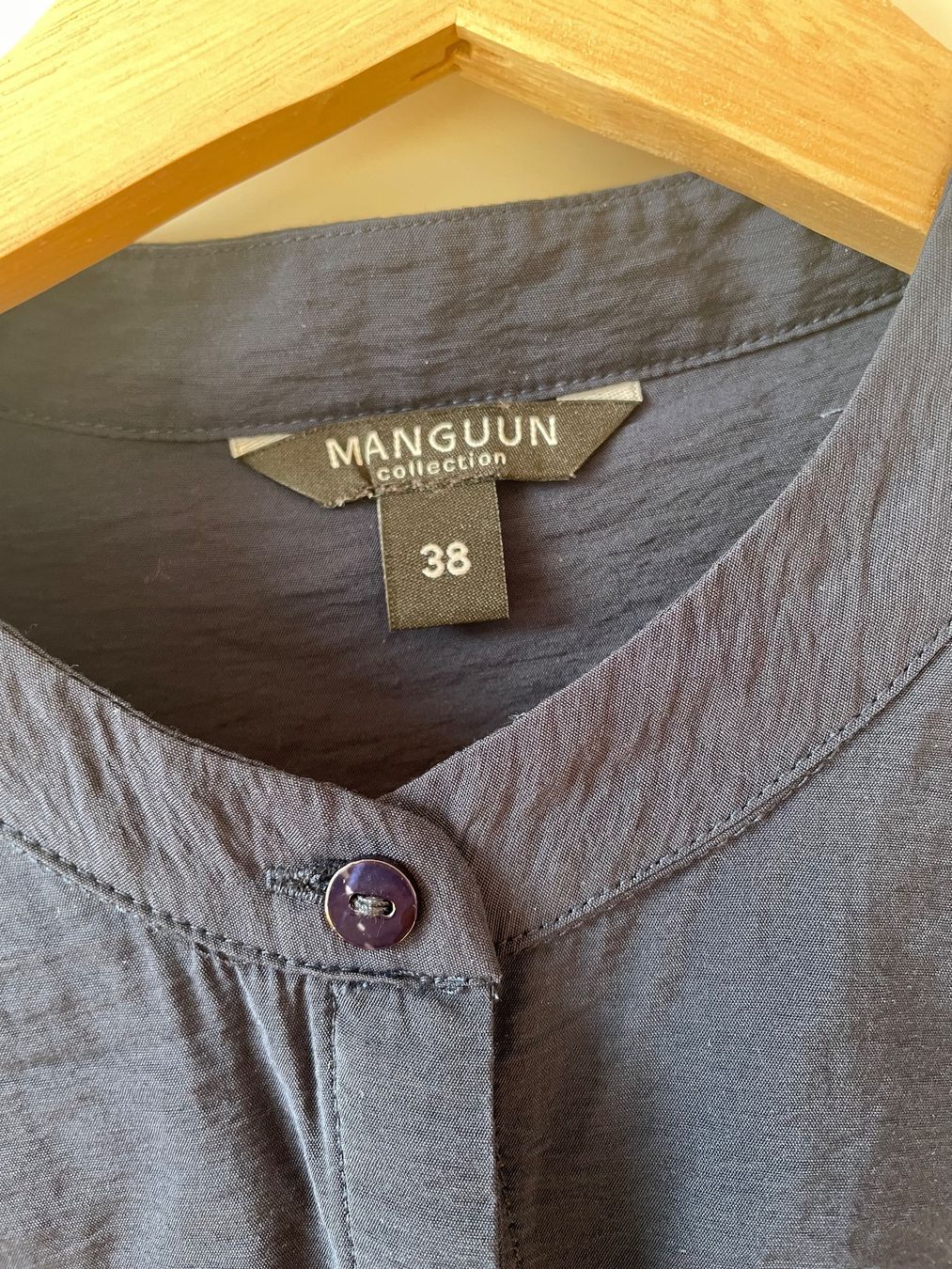 Camicette: Schlichte, dunkelblaue Bluse von Manguun, Gr. 38 – Usato da Neukirch an der Thur venduto da bee88 2
