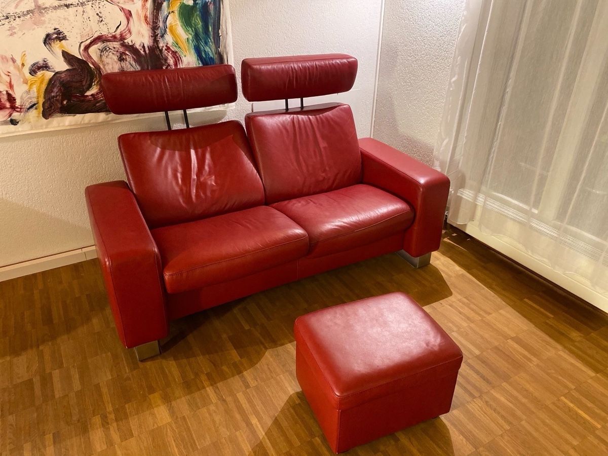 Stressless Sofas: STRESSLESS Echt Leder Sofa 2-Sitzer mit Hocker rot GRATIS – D'occasion à Utzigen par itigross 1