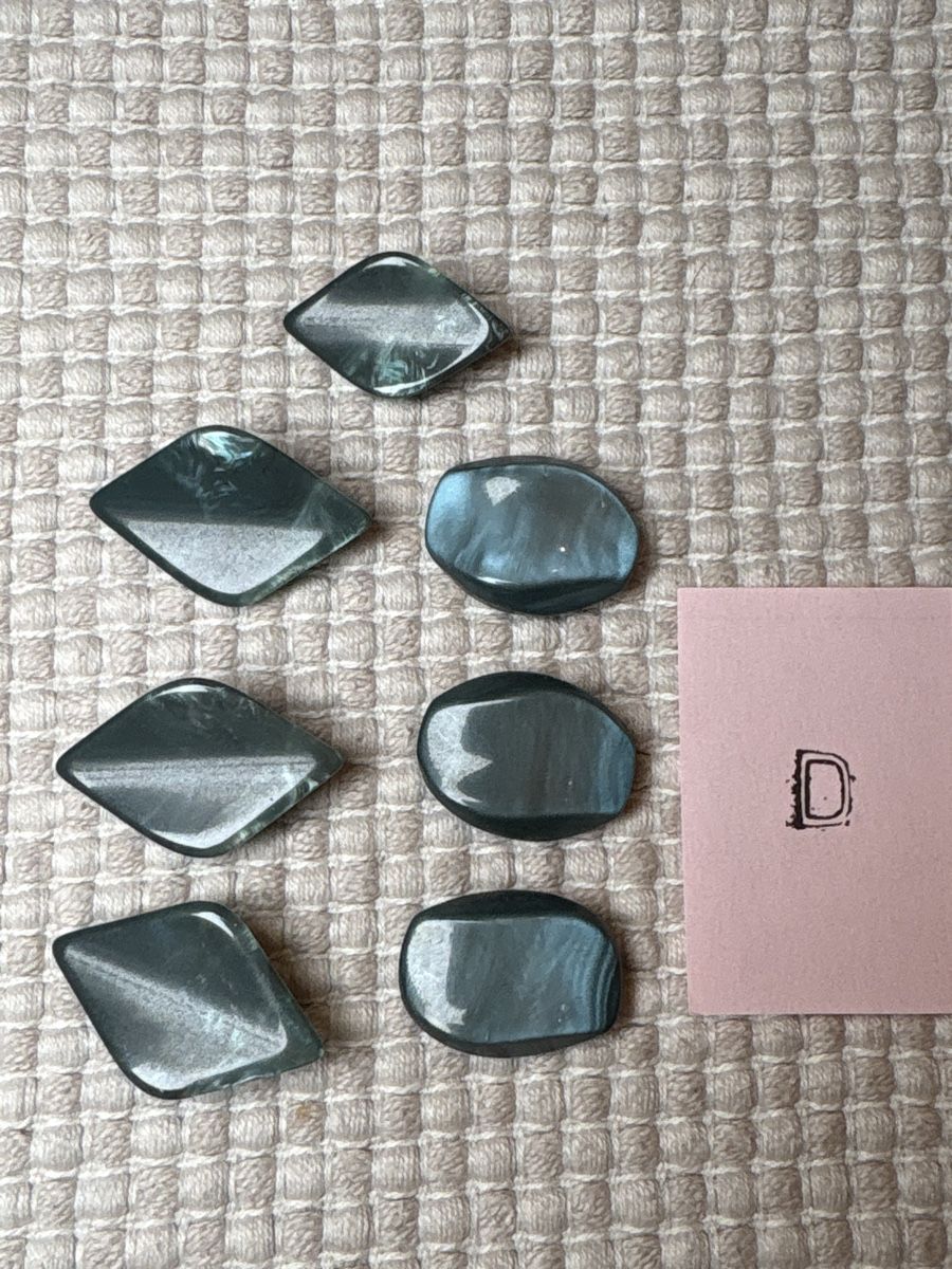 Boutons: 7 Kunststoff Knöpfe – Neuf (Voir description) à Rümlang par SchumBru10