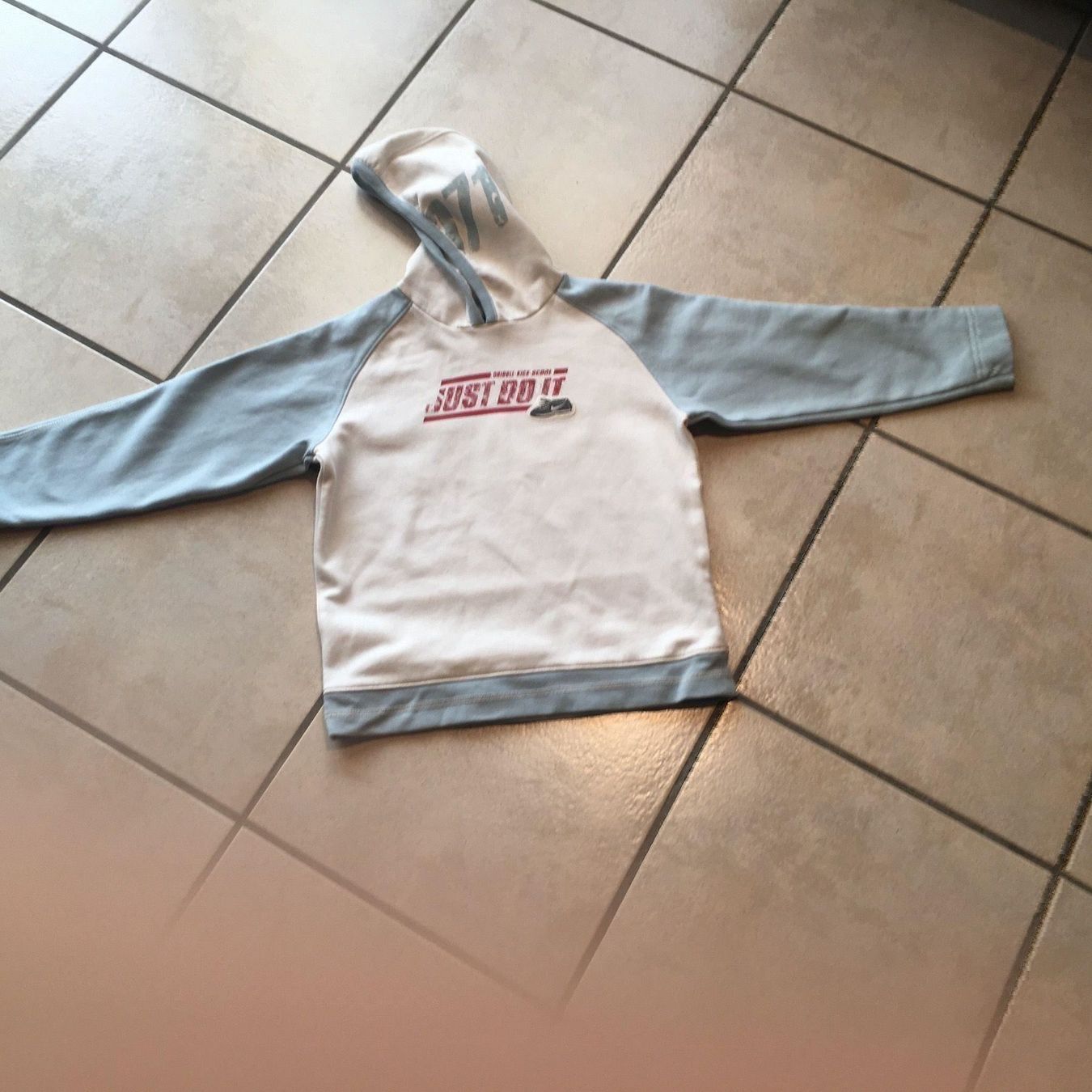 Nike Maglioni & Felpe: Sweatshirt 116 / 128 NIKE mit Kaputzen – Usato da Orpund venduto da Mary8972