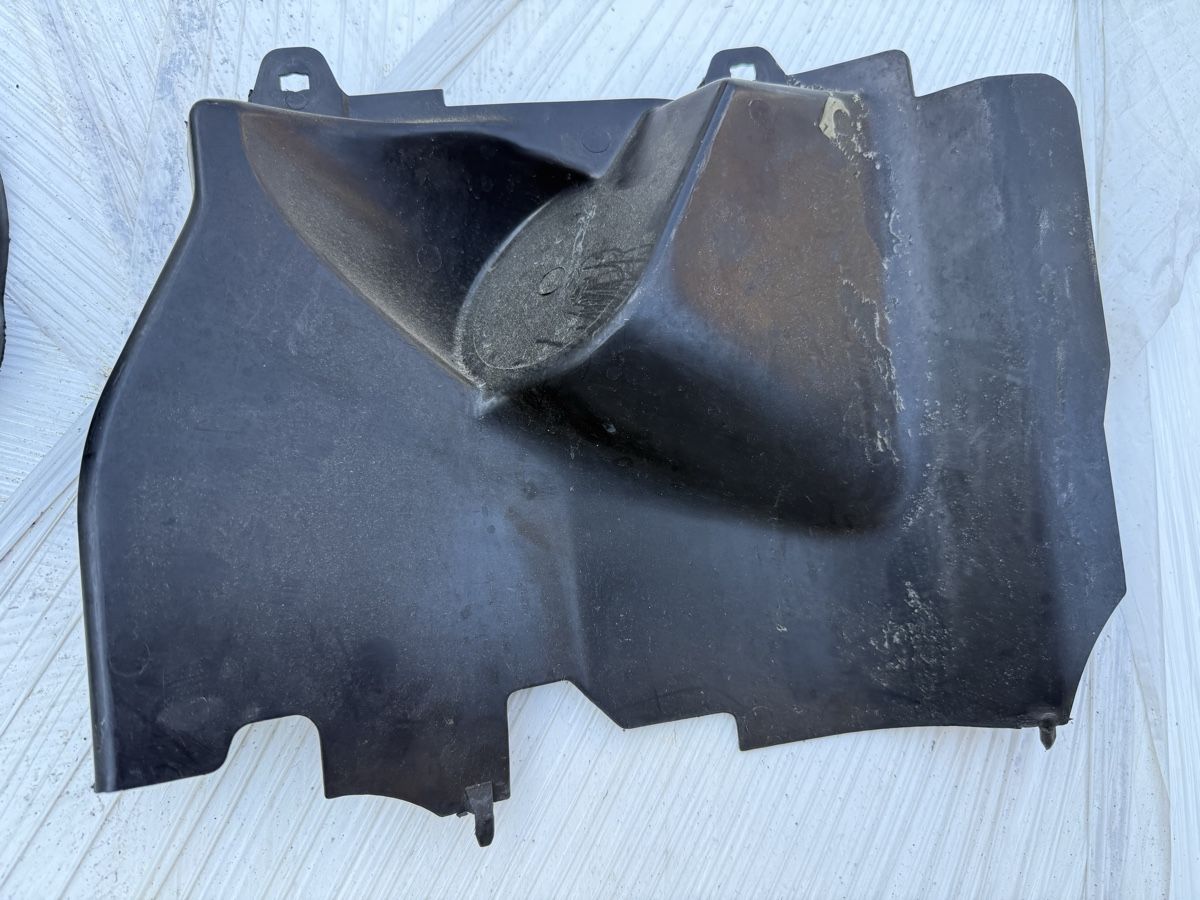 BMW Tutti pezzi di ricambio auto: Scheinwerfer Abdeckungen BMW E30 Motorraum – Usato da Winikon venduto da cabriofan01 6