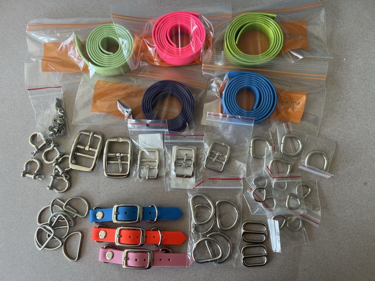 Collier et laisse: Lot de boucles et sangles pour animaux, divers. – Neuf avec emballage d'origine à Chézard-St-Martin par Chopette