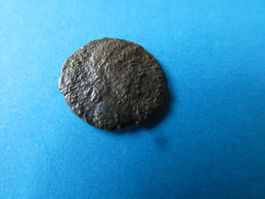 uralte Bronzemünze Kopf nach rechts  13 mm     0.97 g