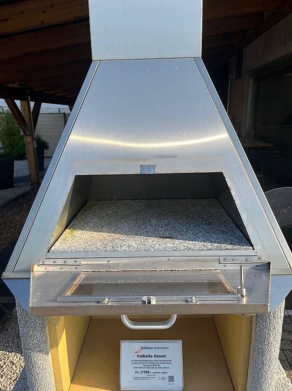 Grills: Gartencheminée Valbella Granit mit Backfach Ausstellmodell – Gebraucht aus Safnern von baehler_cheminees_AG 2